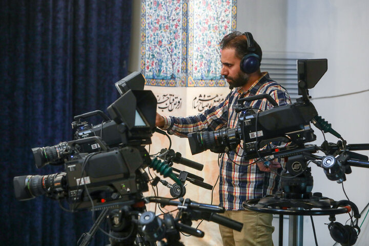 Photos: Australian cultural activist participates in Tawhid Khaneh TV program