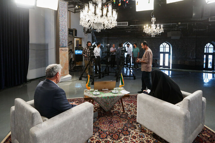 Photos: Australian cultural activist participates in Tawhid Khaneh TV program