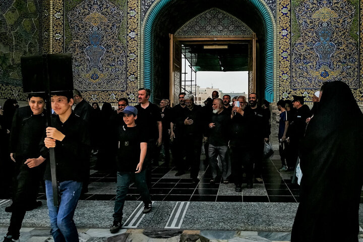 تقرير مصور/ مواكب عزاء في ذكرى شهادة الإمام الجواد (ع) في حرم الإمام الرضا (ع) بمدينة مشهد