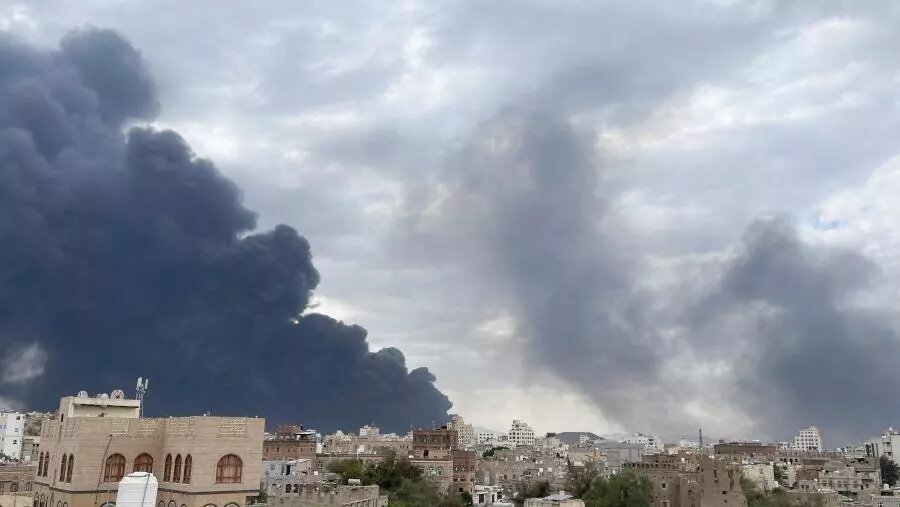 الكيان الصهيوني يعلن قصف مواقع في صنعاء ويتوعد بضرب المطارات والموانئ اليمنية