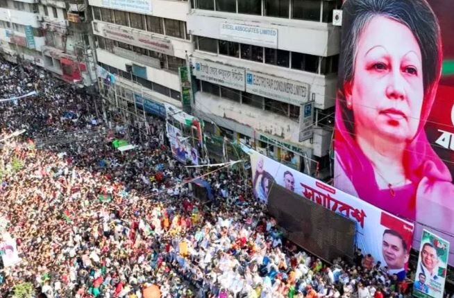बांग्लादेश में एक बार फिर तख्तापलट की आहट, स्टूडेंट्स सड़कों पर उतरे 