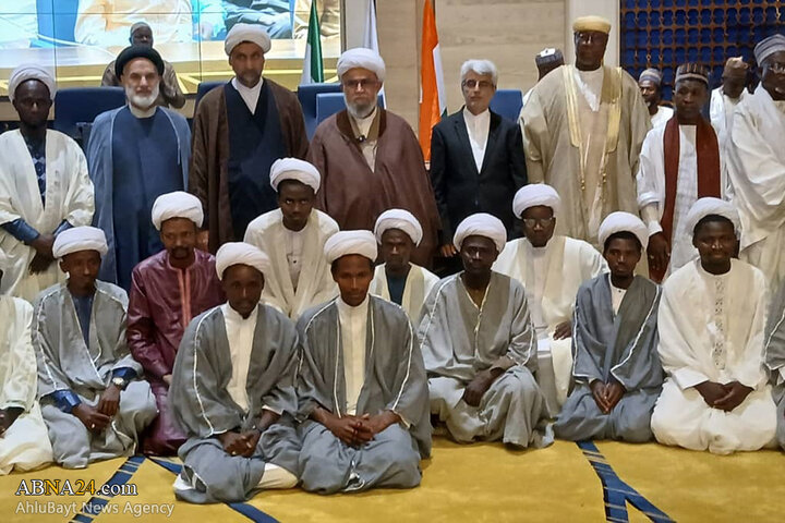مراسم عمامه‌گذاری جمعی از طلاب کشور نیجر به دست آیت‌الله رمضانی