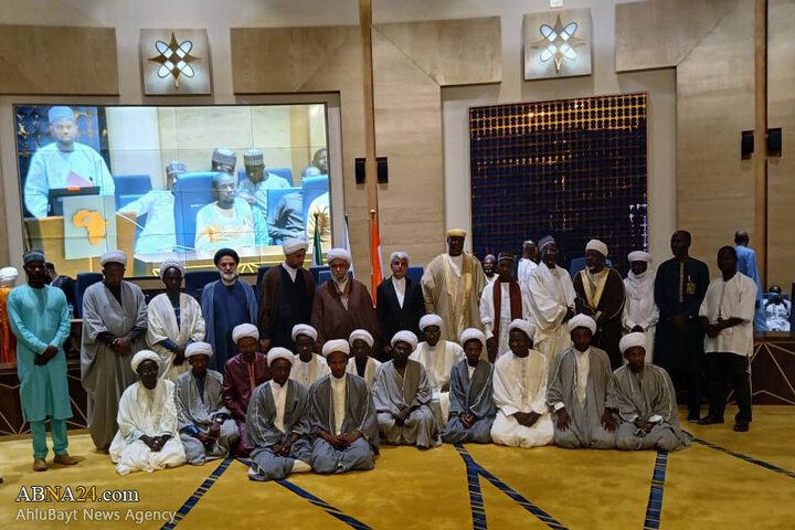 مراسم عمامه‌گذاری جمعی از طلاب کشور نیجر به دست آیت‌الله رمضانی