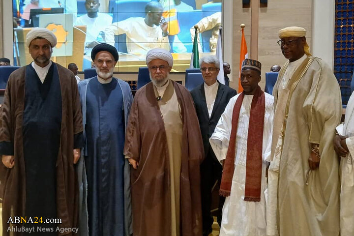 مراسم عمامه‌گذاری جمعی از طلاب کشور نیجر به دست آیت‌الله رمضانی