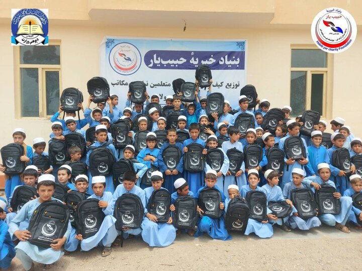 توزیع ۲۵۰۰ بسته لوازم‌التحریر در هرات توسط بنیاد خیریه حبیب‌یار + تصاویر