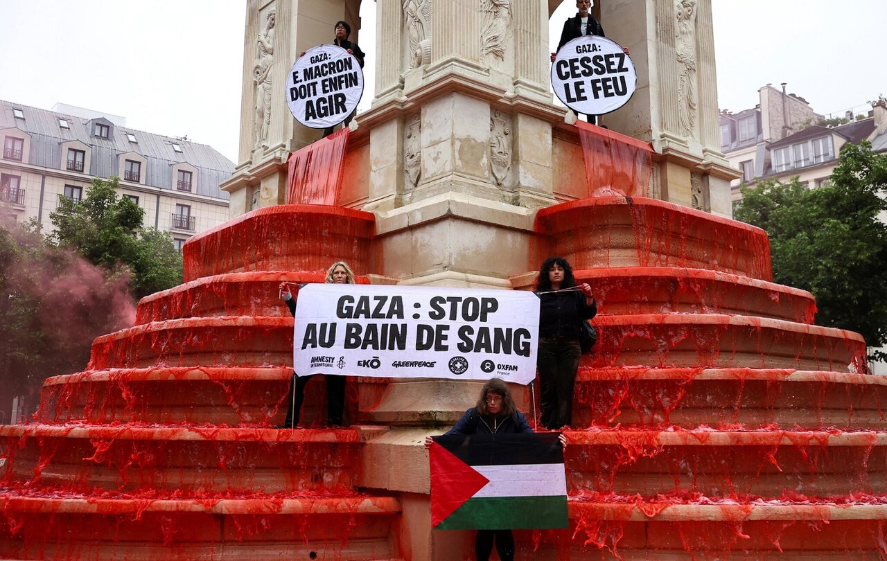 آب‌نمایی در پاریس برای همبستگی با مردم غزه به رنگ خون درآمد + ویدیو