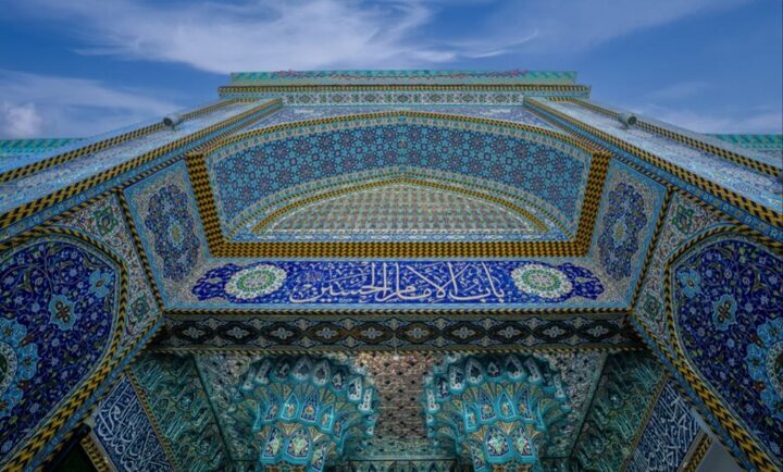 تقرير مصور/ زخارف اسلامية ونقوش عربية أصيلة على جدران حرم أبي الفضل العباس(ع)
