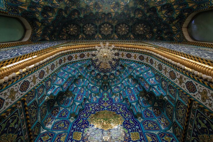 تقرير مصور/ زخارف اسلامية ونقوش عربية أصيلة على جدران حرم أبي الفضل العباس(ع)