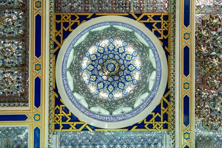 تقرير مصور/ زخارف اسلامية ونقوش عربية أصيلة على جدران حرم أبي الفضل العباس(ع)