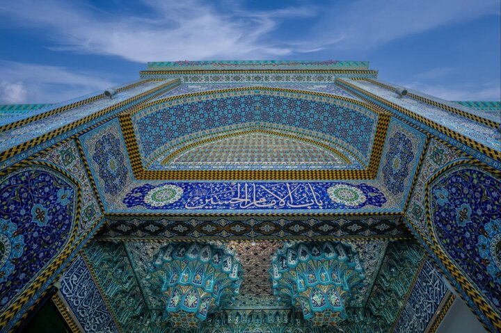تقرير مصور/ زخارف اسلامية ونقوش عربية أصيلة على جدران حرم أبي الفضل العباس(ع)