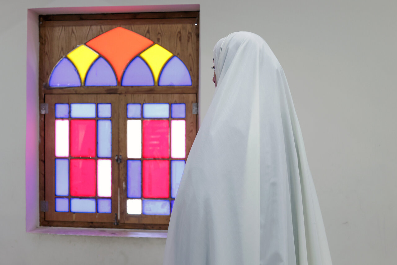 ویدیو | دوخت چادر عروس با ذکر امام رئوف(ع)