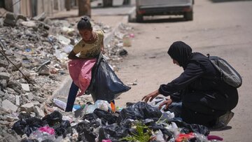 Video | Derita Seorang Ibu Palestin Mencari Makanan Dalam Sampah Buat Anaknya