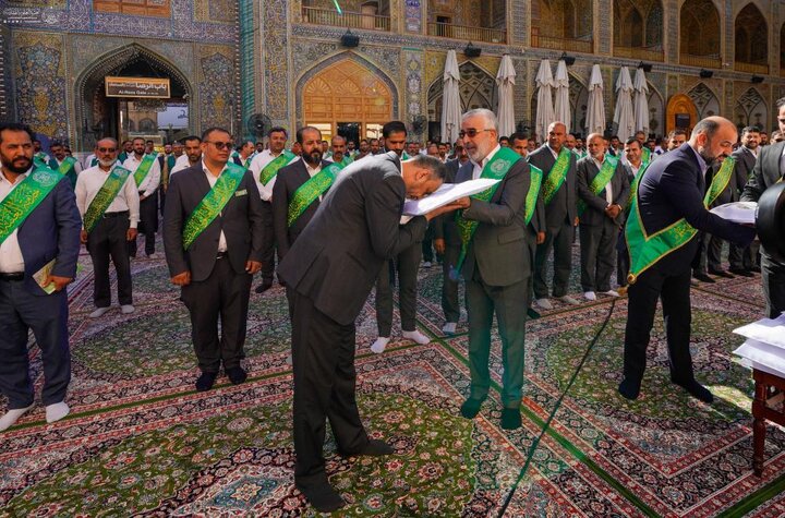 العتبة العلويّة المقدّسة تسلّم رايات الغدير لهيئات ومؤسّسات عراقية وعالمية
