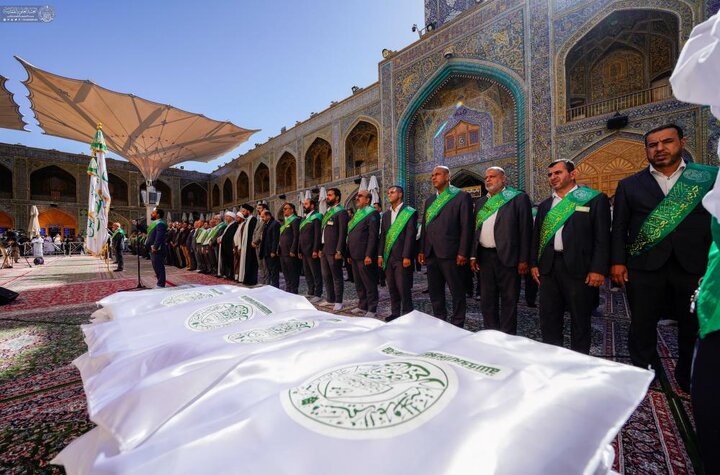 العتبة العلويّة المقدّسة تسلّم رايات الغدير لهيئات ومؤسّسات عراقية وعالمية