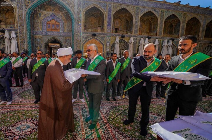 العتبة العلويّة المقدّسة تسلّم رايات الغدير لهيئات ومؤسّسات عراقية وعالمية