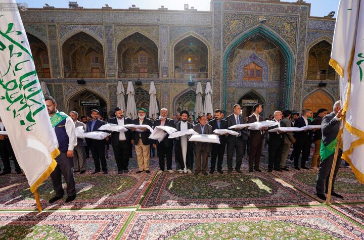 العتبة العلويّة المقدّسة تسلّم رايات الغدير لهيئات ومؤسّسات عراقية وعالمية