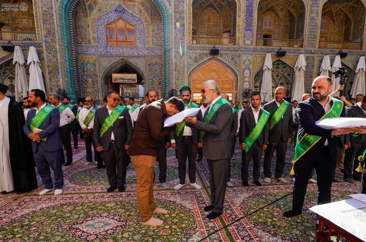 العتبة العلويّة المقدّسة تسلّم رايات الغدير لهيئات ومؤسّسات عراقية وعالمية