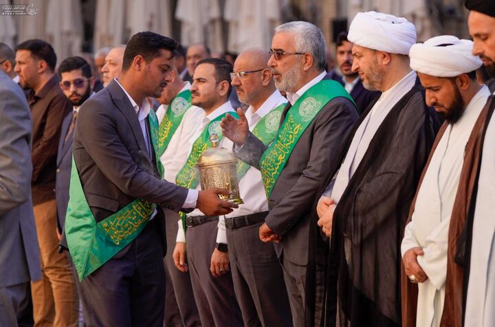 العتبة العلويّة المقدّسة تسلّم رايات الغدير لهيئات ومؤسّسات عراقية وعالمية