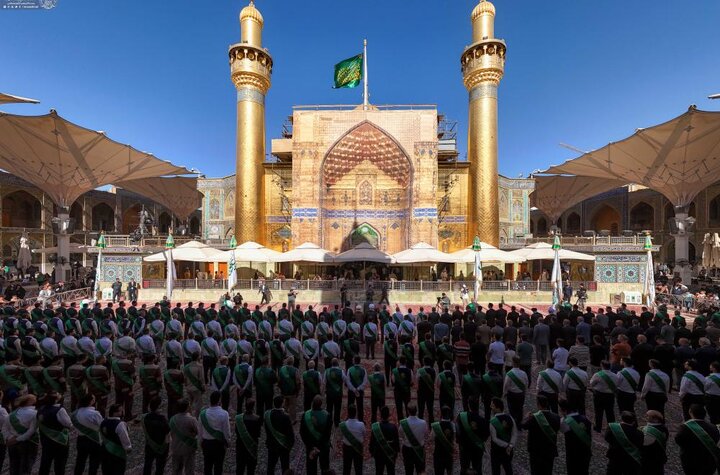 العتبة العلويّة المقدّسة تسلّم رايات الغدير لهيئات ومؤسّسات عراقية وعالمية