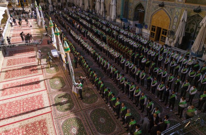 العتبة العلويّة المقدّسة تسلّم رايات الغدير لهيئات ومؤسّسات عراقية وعالمية