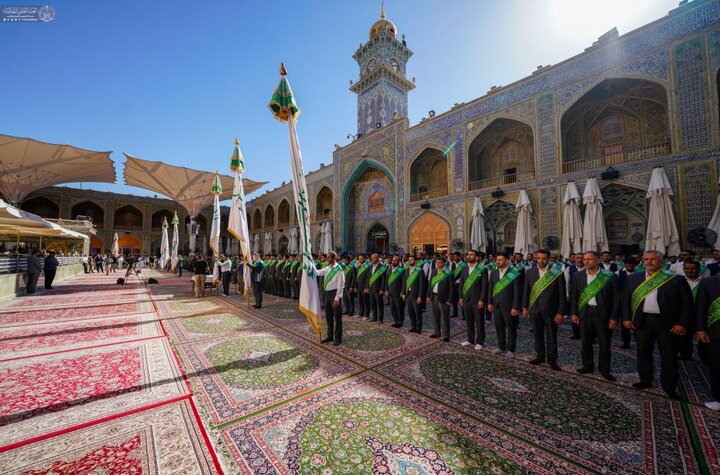 العتبة العلويّة المقدّسة تسلّم رايات الغدير لهيئات ومؤسّسات عراقية وعالمية