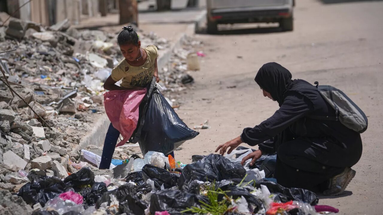 Video | Derita Seorang Ibu Palestin Mencari Makanan Dalam Sampah Buat Anaknya