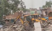 दिल्ली में फिर चला बुलडोज़र,100 घर ज़मींदोज़, 300 खतरे में 