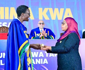 Spika Dkt. Tulia Amkabidhi Rais Dkt. Samia Suluhu Hassan Tuzo Maalu ya Heshima Ya Bunge Jijini Dododma + Picha