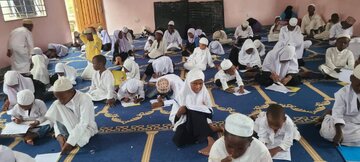 Wanafunzi wa Madrasatul Hizbullah Al-‘Ilmiyyah Wafanya Mtihani wa Mwisho wa Mwezi - Kazole, Vikindu