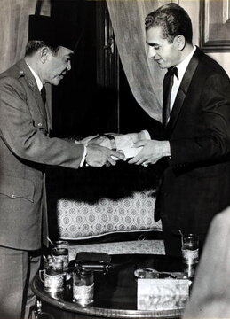 Foto Bersejarah: Pertemuan Presiden Soekarno dan Syah Pahlevi di Teheran