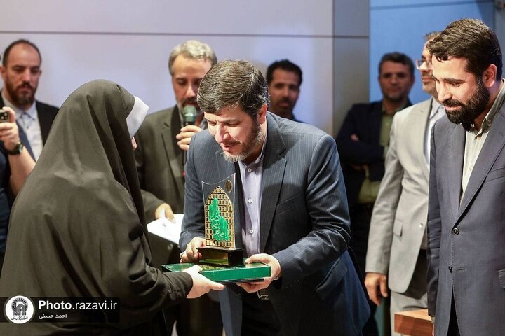 إزاحة الستار عن الأعمال العلمية وتكريم الباحثين الأوائل في حفل ختام مؤتمر الإمام الرضا (ع)