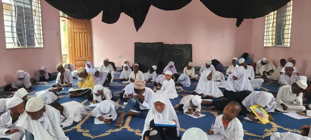 Wanafunzi wa Madrasatul Hizbullah Al-‘Ilmiyyah Wafanya Mtihani wa Mwisho wa Mwezi - Kazole, Vikindu