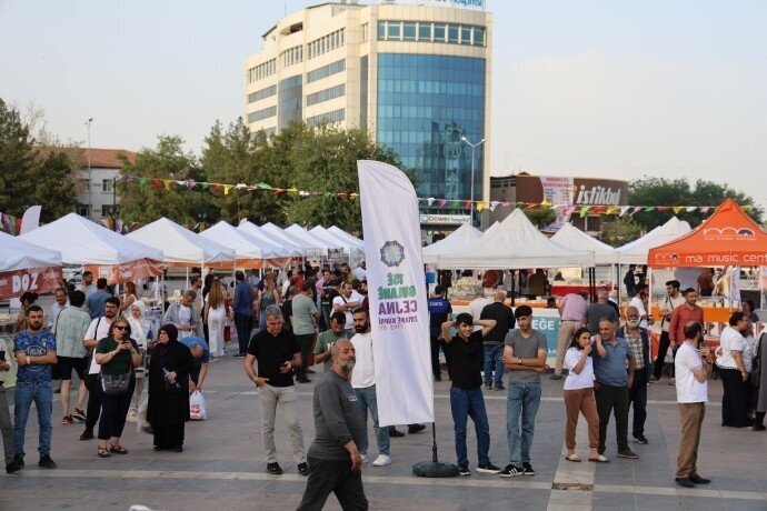 Fêstîvala "Rojên Pirtûka Kurdî" di Amedê de berdewam e.