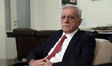ڕای جیاوازی ئەحمەد تورک لە سەر چەک دانانی کوردی سووریا