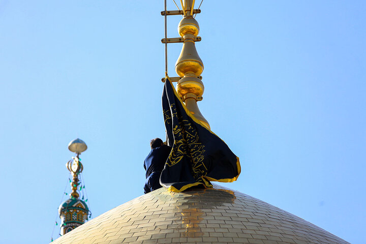 Photos: Mourning flag hoisted on Hazrat Masoumeh shrine dome on eve of Imam Baqir martyrdom anniversary