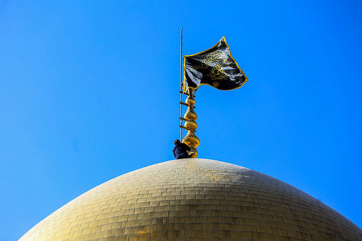 Photos: Mourning flag hoisted on Hazrat Masoumeh shrine dome on eve of Imam Baqir martyrdom anniversary