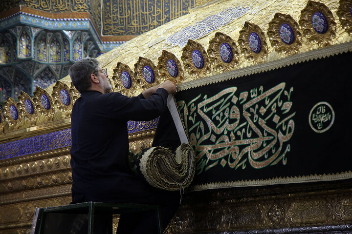 Photos: Mourning flag hoisted on Hazrat Masoumeh shrine dome on eve of Imam Baqir martyrdom anniversary
