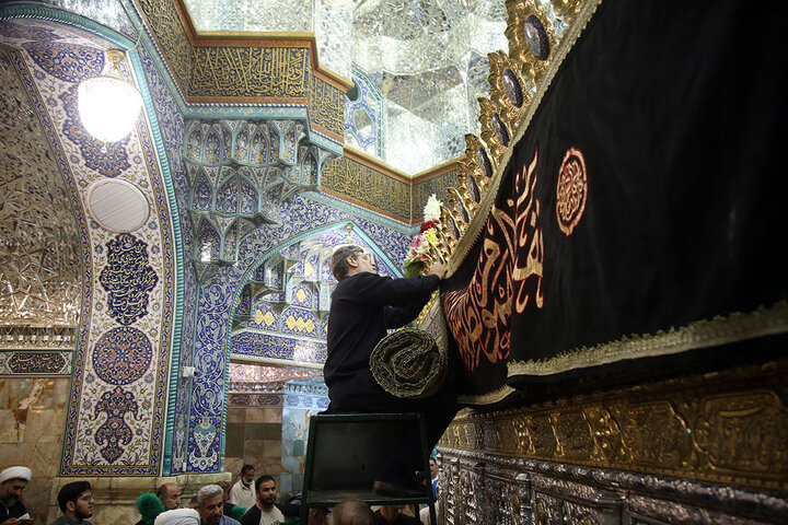 Photos: Mourning flag hoisted on Hazrat Masoumeh shrine dome on eve of Imam Baqir martyrdom anniversary
