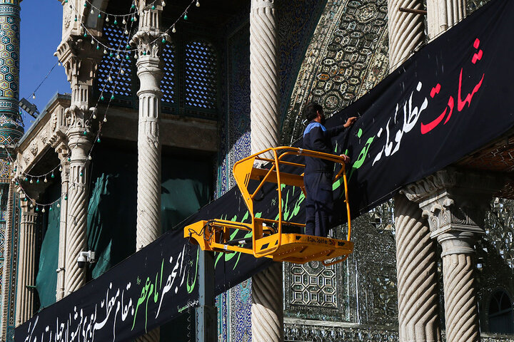 Photos: Mourning flag hoisted on Hazrat Masoumeh shrine dome on eve of Imam Baqir martyrdom anniversary