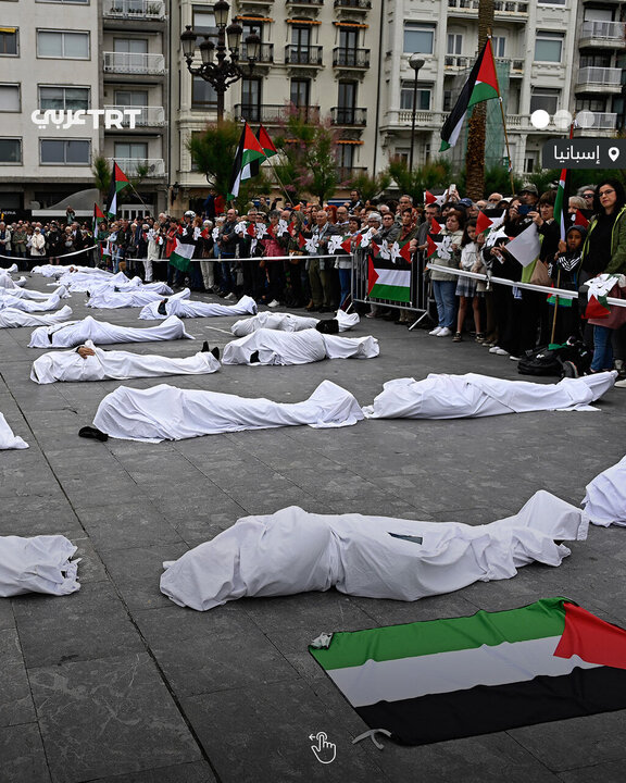 Informe fotográfico | Manifestantes en España cubiertos con sudarios denuncian los crímenes de Israel