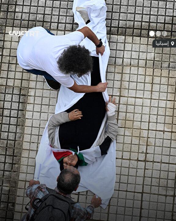 Informe fotográfico | Manifestantes en España cubiertos con sudarios denuncian los crímenes de Israel