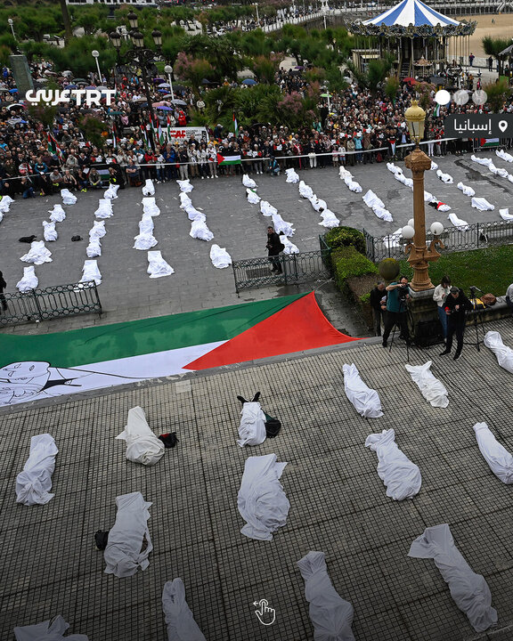 Informe fotográfico | Manifestantes en España cubiertos con sudarios denuncian los crímenes de Israel