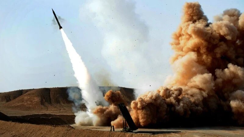 Yemeni forces launch missile strike on occupied territories, triggering mass sirens