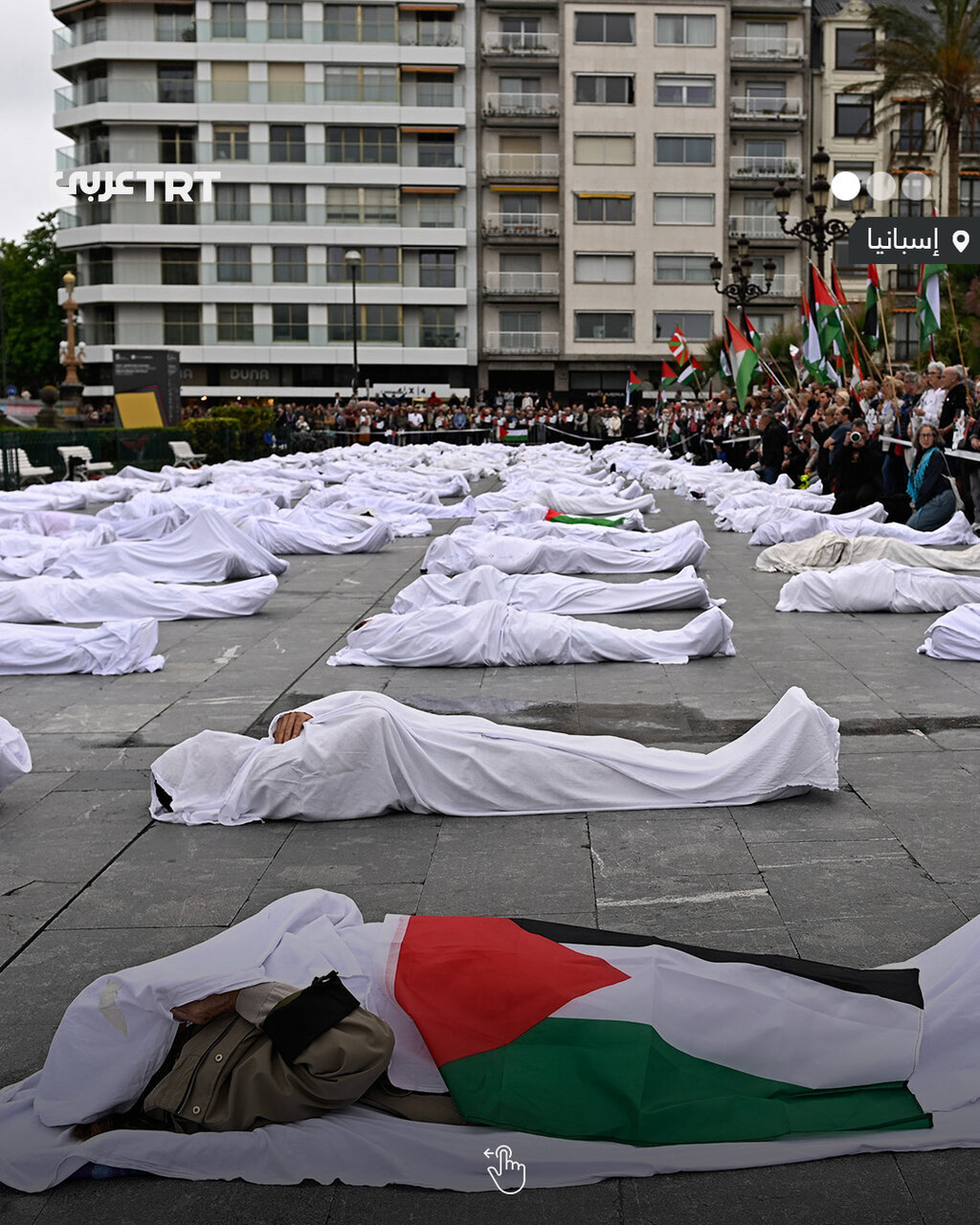 Informe fotográfico | Manifestantes en España cubiertos con sudarios denuncian los crímenes de Israel