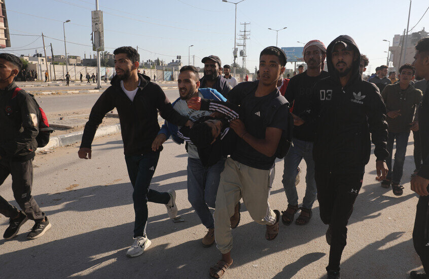 حماس والجيش الإسرائيلي يعلقان على استهداف فلسطينيين أثناء توجههم لاستلام مساعدات في رفح