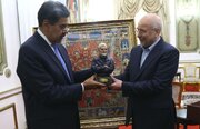 Rais wa Baraza la Wawakilishi la Iran Awasilisha Zawadi ya Familia ya Shahidi Soleimani kwa Rais Maduro wakati wa Ziara Caracas