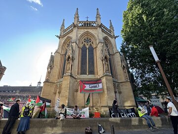 Estudiantes de Cambridge protestan por los vínculos de inversión de la Universidad con empresas israelíes de armamento