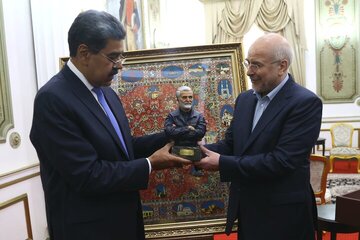 वेनेज़ुएला के राष्ट्रपति के लिए शहीद सुलेमानी के परिवार का तोहफा 