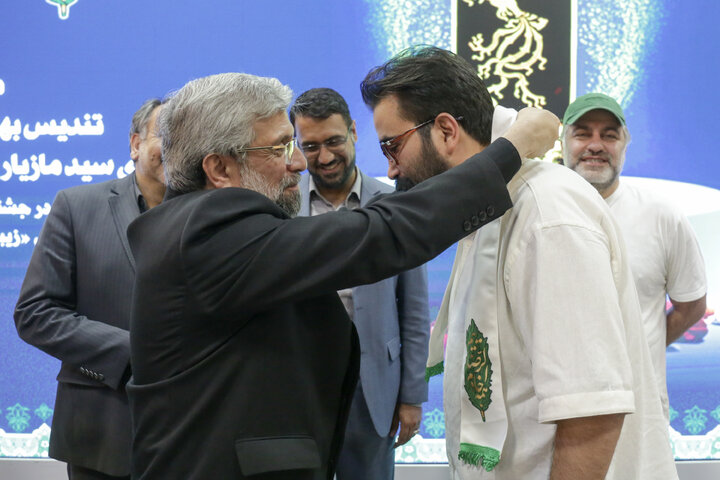 اهدای سیمرغ بلورین بهترین فیلم چهل و سومین دوره جشنواره فجر به آستان قدس رضوی