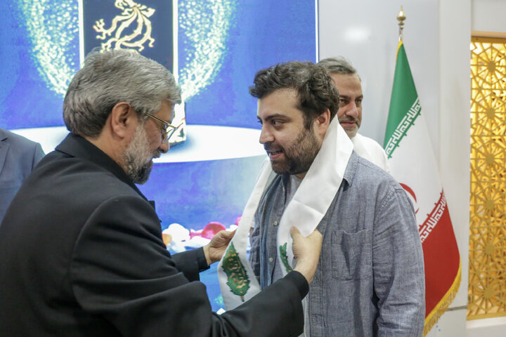 اهدای سیمرغ بلورین بهترین فیلم چهل و سومین دوره جشنواره فجر به آستان قدس رضوی